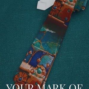 Puede incluir: Una corbata con un patrón abstracto multicolor de formas geométricas en azul, verde y tonos cobre. El texto en la imagen dice: Make an impression at your next event with a tie that balances style and affordability. YOUR MARK OF DISTINCTION.