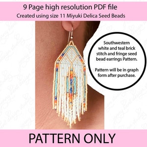Pode incluir: Um padrão PDF de 9 páginas para fazer brincos de contas de estilo sudoeste. Os brincos são feitos com contas de sementes Miyuki Delica de tamanho 11 em branco, azul-petróleo, laranja e azul claro. O padrão inclui instruções para um ponto de tijolo e um design de franja.