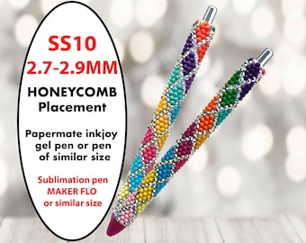 Puede incluir: Dos bolígrafos coloridos decorados con piedras preciosas brillantes en un patrón de panal. Los bolígrafos están adornados con varios colores, incluyendo rosa, amarillo, azul y verde. La imagen incluye el texto "SS10 2.7-2.9MM HONEYCOMB Placement" y "PATTERN ONLY".