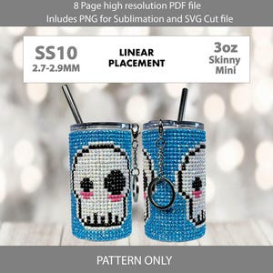Puede incluir: Dos vasos Skinny Mini de 88.7 ml con un diseño de calavera de cristal azul. Cada vaso tiene una pajita plateada y un dije a juego. El texto de la imagen dice "SS10 2.7-2.9MM", "LINEAR PLACEMENT" y "PATTERN ONLY".