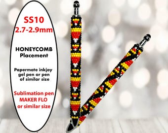 Puede incluir: Dos bolígrafos con cuentas negras, amarillas, rojas y blancas. Los bolígrafos están decorados con un patrón de panal y están diseñados para piedras SS10 (2,7-2,9 mm). La imagen también incluye el texto "PATTERN ONLY".