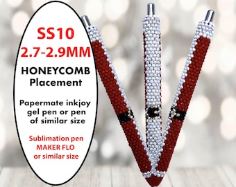 Puede incluir: Primer plano de tres bolígrafos cubiertos de cuentas rojas y blancas. El texto "SS10 2.7-2.9MM HONEYCOMB Placement" es visible en la imagen. El texto "Papermate inkjoy gel pen or pen of similar size" y "Sublimation pen MAKER FLO or similar size" también es visible. El texto "PATTERN ONLY" está en la parte inferior de la imagen.