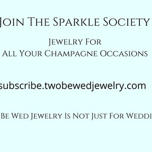 Op de afbeelding: Lichtblauwe achtergrond met zwarte tekst. De tekst luidt: "JOIN THE SPARKLE SOCIETY" en "JEWELRY FOR ALL YOUR CHAMPAGNE OCCASIONS." Het websiteadres "subscribe.twobewedjewelry.com" wordt ook weergegeven. De tekst "TWO BE WED JEWELRY IS NOT JUST FOR WEDDINGS!" staat onderaan.