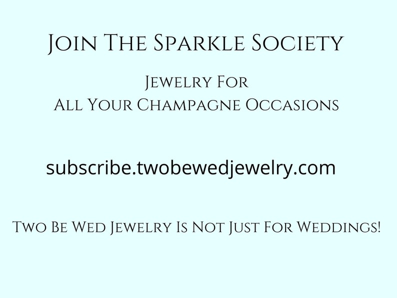 Op de afbeelding: Lichtblauwe achtergrond met zwarte tekst. De tekst luidt: "JOIN THE SPARKLE SOCIETY" en "JEWELRY FOR ALL YOUR CHAMPAGNE OCCASIONS." Het websiteadres "subscribe.twobewedjewelry.com" wordt ook weergegeven. De tekst "TWO BE WED JEWELRY IS NOT JUST FOR WEDDINGS!" staat onderaan.