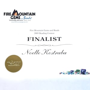 Op de afbeelding: Een certificaat van Fire Mountain Gems and Beads, met de tekst "FINALIST" en de naam "Noelle Kostraba". Het certificaat bevat het bedrijfslogo en details over de kralenwedstrijd van 2009. Er is ook een gouden zegel aanwezig.