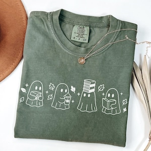 Komfort Colors® Niedliches Geist-Lesebuch-Halloween-T-Shirt, Bücherwurm-Geist-Hemd, gruseliges Buch-Liebhaber-Geist-Kaffee-Hemd, lustiges Herbst-Lehrer-T-Stück
