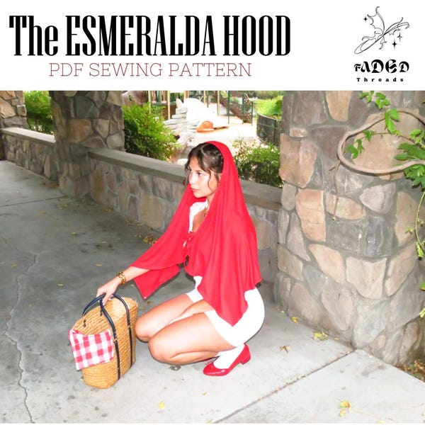 Peut inclure: Une femme portant une cape à capuche rouge et une robe blanche est agenouillée sur un chemin de pierre. Elle tient un panier en osier avec un tissu à carreaux rouge et blanc à l'intérieur. Le texte "The ESMERALDA HOOD PDF SEWING PATTERN" est en haut de l'image.