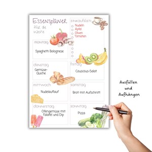 Könnte beinhalten: Ein Wochenessensplaner mit Aquarellillustrationen von Lebensmitteln wie Tomaten, Pilzen und Obst. Der Planer enthält Abschnitte für jeden Wochentag mit Mahlzeitenvorschlägen wie Spaghetti Bolognese und Couscous-Salat. Der Text enthält "Essensplaner" und "Einkaufsliste".