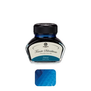 Könnte beinhalten: Eine Glasflasche mit Octopus Fluids Füllhaltertinte in der Farbe Petrol. Das Etikett enthält den Text Octopus, Feinste Schreibtinte, Fountain Pen Ink, Petrol und 30 ml - 1 fl.oz. Unter der Flasche ist ein blauer Tintenklecks abgebildet.