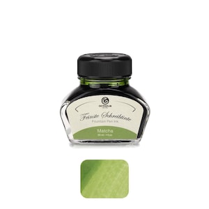 Puede incluir: Un frasco de vidrio de tinta para pluma estilográfica Octopus Fluids con tapa de rosca negra. La etiqueta dice "Feinste Schreibtinte", "Fountain Pen Ink", "Matcha" y "30 ml - 1 fl.oz". Debajo del frasco hay una muestra de tinta verde.