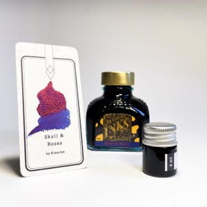 Skull & Roses Sheen Ink van Diamine - als inktmonster en inktpotje - donkerblauwe inkt met rode glans voor vulpennen