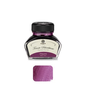 Può includere: Un flacone in vetro di inchiostro viola per penna stilografica con tappo a vite nero. L'etichetta riporta il testo Octopus Fluids, Feinste Schreibtinte, Fountain Pen Ink, Pflaume e 30 ml - 1 fl.oz. Un campione di inchiostro viola è sotto.
