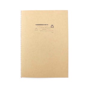 Peut inclure: Un cahier Tomoe River de couleur beige avec une reliure cousue. La couverture présente un stylo, un flacon d'encre et le texte "Tomoe River Note Book Plain". Le cahier est vierge et prêt pour l'écriture ou le croquis.