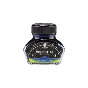Puede incluir: Un frasco de vidrio de tinta con purpurina azul oscuro con una tapa de rosca negra. La etiqueta presenta un patrón de estrellas celestiales, el texto Octopus Fluids, CELESTIAL GLITTER INK y el nombre Neptune's Crown en un degradado azul y verde.
