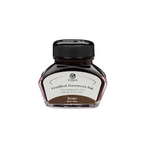 Könnte beinhalten: Eine 30 ml Glasflasche mit brauner, dokumentenechter Tinte und einem schwarzen Schraubverschluss. Das weiße Etikett zeigt das Octopus Fluids Logo, den Text Certified Document Ink, DIN ISO 12757-2 zert., Brown und das Volumen 30 ml - 1 fl. oz.