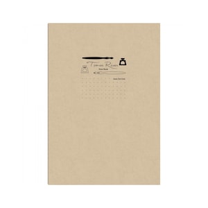 Peut inclure: Un carnet Tomoe River de couleur beige avec un motif à points. La couverture présente des illustrations noires d'un stylo, d'un flacon d'encre et le texte "Tomoe River Note Book". Le carnet a un design simple et minimaliste.