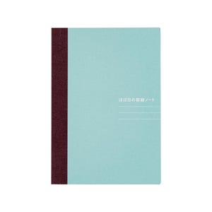 Peut inclure: Un carnet rectangulaire avec une couverture bleu clair et une reliure texturée marron foncé. La couverture présente le texte japonais ほぼ日の罫線ノート en blanc, placé au-dessus de trois fines lignes horizontales blanches.