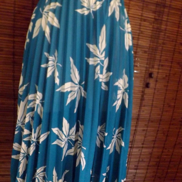 Vintage Semi Sheer Turquoise Leaf Print Boho Pleated Midi Swing skirt M