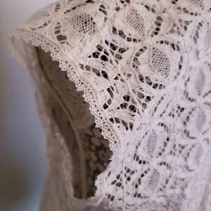 Vintage 50s Cream Lace Sleeveless Button-down Blouse M image 4