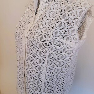 Vintage 50s Cream Lace Sleeveless Button-down Blouse M image 2