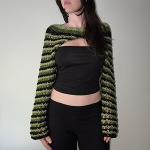 手編みのストライプ柄シュラッグ、グリーングランジのY2Kオルタナティブボレロ、ワンサイズワイドニットの長袖クロップドトップス