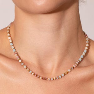 Collar de cuentas boho doradas, gargantilla de cuentas de piedra natural multicolor, joyería minimalista azul y roja, regalo apilable a prueba de agua para mamá y hermana