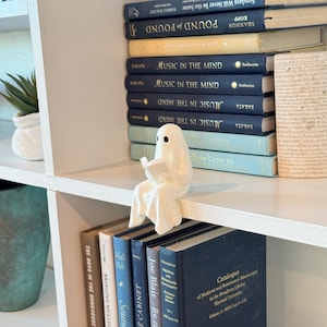 Bonita figura de fantasma leyendo / Decoración espeluznante para estanterías de Halloween, adorable adorno fantasma para estanterías, hogar embrujado y acogedora decoración otoñal.