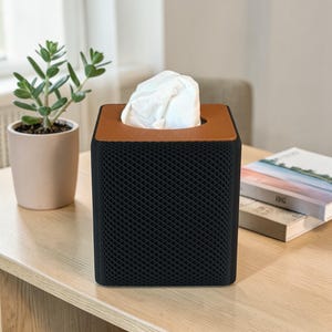 Puede incluir: Un letrero de madera rústica con el texto "Welcome to our home" en letras blancas. El letrero presenta un acabado envejecido y un diseño sencillo y acogedor, ideal para un porche o entrada.