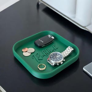 Organizador de mesita de noche personalizado: bandeja con nombre grabado para llaves, anillos y teléfono. Plato minimalista para la entrada y regalo de aniversario para él.