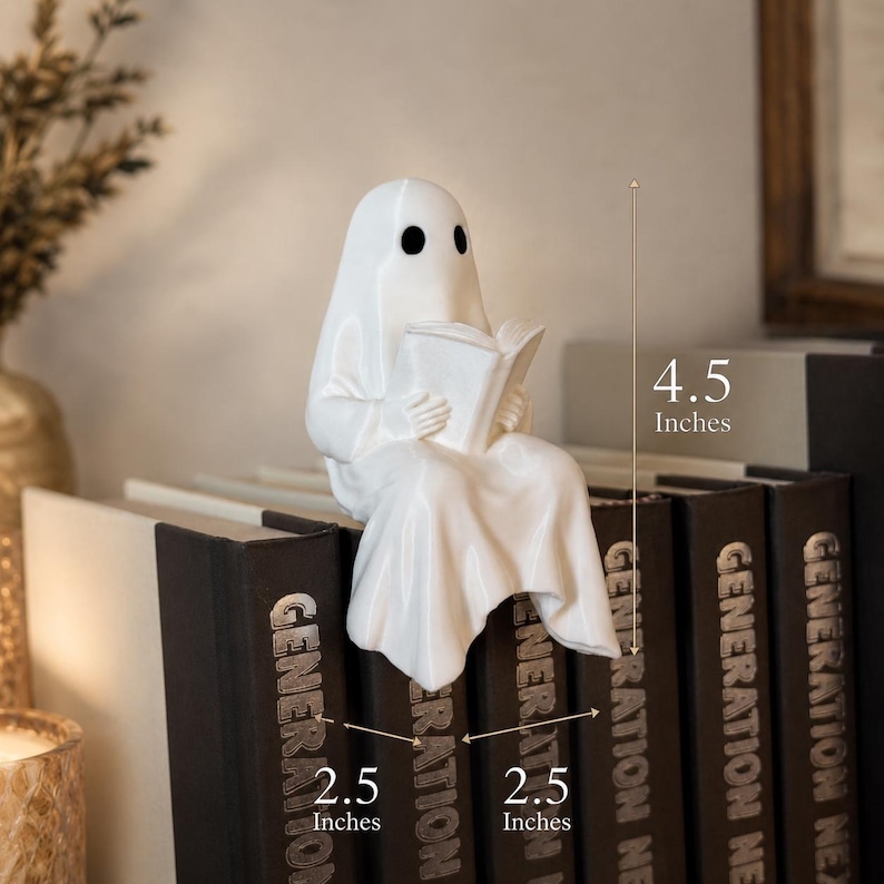 Puede incluir: Una figura de fantasma de cer&aacute;mica blanca, de 11,4 cm de altura, leyendo un libro mientras est&aacute; sentado sobre una pila de libros. Los libros miden 6,4 cm de ancho y tienen la palabra "GENERATION" impresa en el lomo. El fantasma tiene ojos negros.