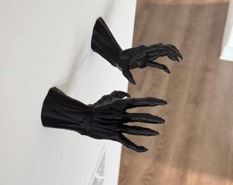 Decoración de pared de Halloween con manos – Esculturas de manos negras góticas y espeluznantes – Decoración de pared para casas encantadas y arte alternativo gótico para el hogar.