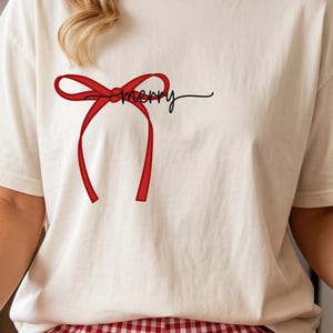 Fröhliche Weihnachten! Schleife (PNG), Minimalistisches Design mit roter Schleife für T-Shirts, Verspielte Weihnachts-Sublimation, Einfacher digitaler Weihnachts-Download, Preppy-Weihnachten für Mädchen