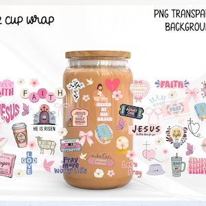 Puede incluir: Un envoltorio de taza de 16 oz con fondo transparente, decorado con pegatinas religiosas. Las pegatinas muestran palabras como "Fe", "Jesús" y "Reza", junto con imágenes de una cruz, una biblia y una taza de café.