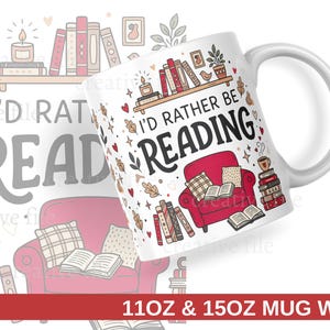 Op de afbeelding: Witte keramische mok met de tekst "I'd Rather Be Reading" en illustraties van boeken, een rode fauteuil en een stapel boeken. De mok heeft een wit oor en is versierd met harten, bladeren en sterren.