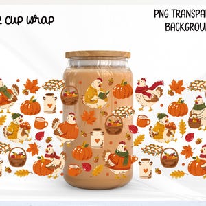 Può includere: Un design per bicchiere da 16 oz con un motivo di polli che indossano maglioni e sciarpe, zucche, cesti di frutta, lattine di latte e foglie autunnali. Il testo 16 oz cup wrap e PNG transparent background è visibile in alto.