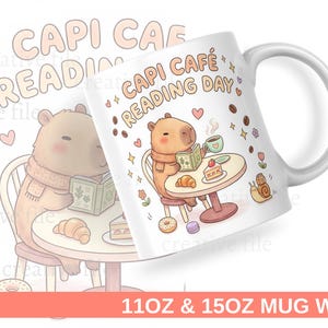 Puede incluir: Taza de cerámica blanca con un capibara de dibujos animados leyendo en una mesa de café, con café, pasteles y el texto "Capi Cafe Reading Day". La taza tiene un diseño envolvente con una ilustración caprichosa.