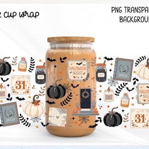 Puede incluir: Un diseño de envoltura para vaso de 16 oz con motivos de Halloween que incluyen calabazas negras y blancas, telarañas, murciélagos, libros de hechizos, velas y frascos. El texto dice Halloween Night y 31. Se muestra en un frasco de vidrio.