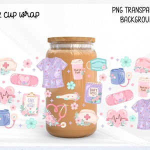 Könnte beinhalten: Ein 16 oz Becher-Design mit pflegespezifischen Illustrationen, darunter lila Kasacks, rosa Herzmonitore, Stethoskope, Pflaster, Schwesternhauben und Kaffeebecher mit der Aufschrift Nurse Fuel, verziert mit kleinen rosa und türkisen Blumen.