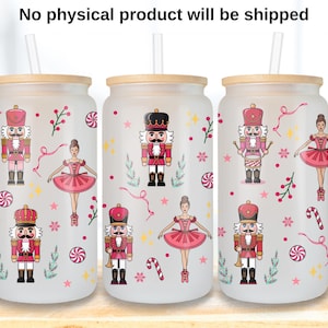 Könnte beinhalten: Drei Gläser für Getränke aus mattiertem Glas mit Bambusdeckeln und Strohhalmen. Jedes Glas hat ein festliches Design mit Nussknackern, Ballerinas und Zuckerstangen-Akzenten. Der Text "No physical product will be shipped" steht oben.
