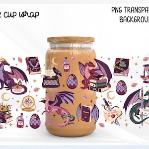 Puede incluir: Un vaso de 16 oz con tapa de bambú, con un diseño que incluye ilustraciones coloridas de dragones, libros, huevos, pociones, espadas y símbolos celestiales. El texto incluye frases como Enemies to Lovers, Night Calling y Guardian of the TBR.