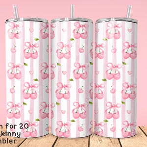 Könnte beinhalten: Drei schlanke Becher mit 20 Unzen Fassungsvermögen, mit einem rosa-weiß gestreiften Hintergrund und einem Design mit rosa Kirschen.