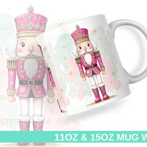 Könnte beinhalten: Ein rosa-weißes Aquarelldesign mit einem Nussknacker-Soldaten und einer passenden Tasse. Der Nussknacker hat eine rosa Uniform, einen weißen Bart und eine Krone. Die Tasse hat das gleiche Design. Der Text "11OZ & 15OZ MUG WRAP" steht unten.