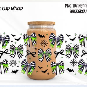 Zielona kokarda ze szlamu, opakowanie na szklaną puszkę, PNG. Kokietka na Halloween, kokarda w paski, zielony szlam, PNG do pobrania, kokarda na noc Halloween