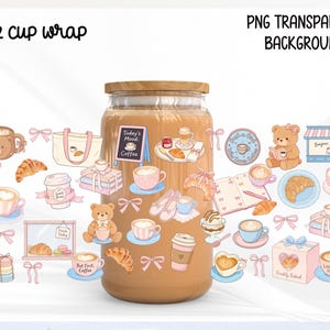 Può includere: Un design per tazza da 16 oz con illustrazioni carine. Il design include tazze di caffè, croissant, orsetti e fiocchi in colori pastello. Il testo include "Today's Mood: Coffee" e "But First, Coffee".