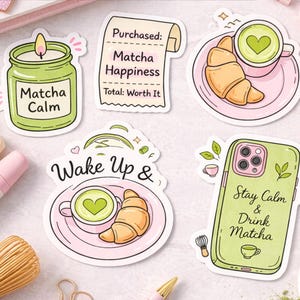 Puede incluir: Una colecci&oacute;n de pegatinas con tem&aacute;tica de matcha. Los dise&ntilde;os incluyen una vela con la etiqueta "Matcha Calm", un recibo, un cruas&aacute;n y una bebida de matcha, y una funda de tel&eacute;fono con el texto "Stay Calm & Drink Matcha".