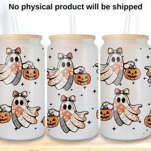 Könnte beinhalten: Glasbecher in Dosenform mit Bambusdeckel und Strohhalm. Der Becher hat ein sich wiederholendes Muster eines Geistes, der einen Kürbis hält. Der Geist hat eine Schleife und ein Patchwork-Design. Der Text "No physical product will be shipped" steht oben.