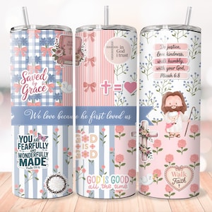 Op de afbeelding: Drie roestvrijstalen bekers met verschillende religieuze ontwerpen. Eén heeft een blauw ruitpatroon met de woorden "Saved by Grace". Een andere heeft roze strepen en een kruis. De derde heeft een bloemenpatroon en een afbeelding van Jezus.