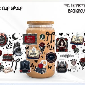 Peut inclure: Un emballage de tasse de 16 oz avec un fond transparent, orné d'autocollants sur le thème gothique. Les autocollants comprennent des roses, des livres, des papillons et des phrases comme "Born After Sunset" et "Just One More Chapter."