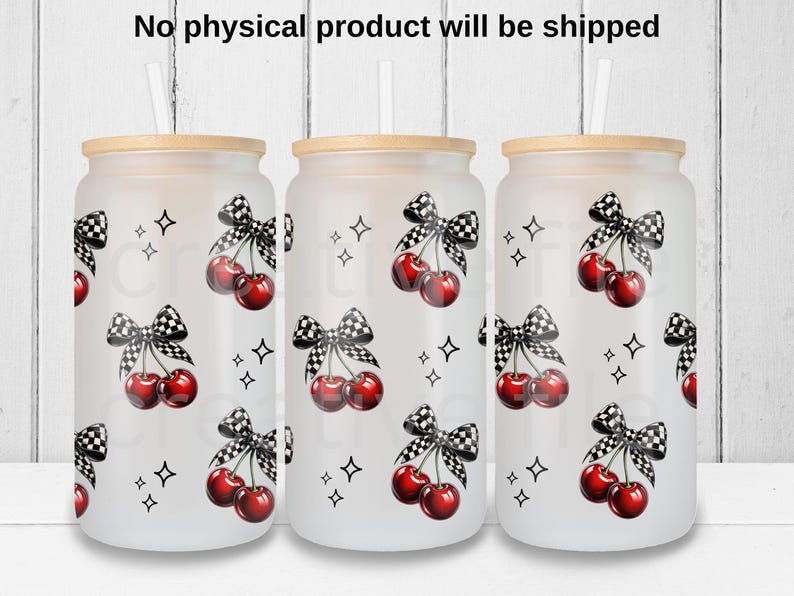 Peut inclure: Trois gobelets en verre d&eacute;poli avec couvercles et pailles en bambou. Chaque gobelet pr&eacute;sente un motif de cerises avec des n&oelig;uds &agrave; carreaux noirs et blancs et de petites &eacute;toiles noires. Le texte "No physical product will be shipped" est en haut.