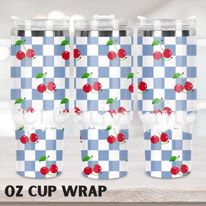 Op de afbeelding: Een 40 ounce tumbler wrap-ontwerp met een blauw-wit geruit patroon met rode kersen.